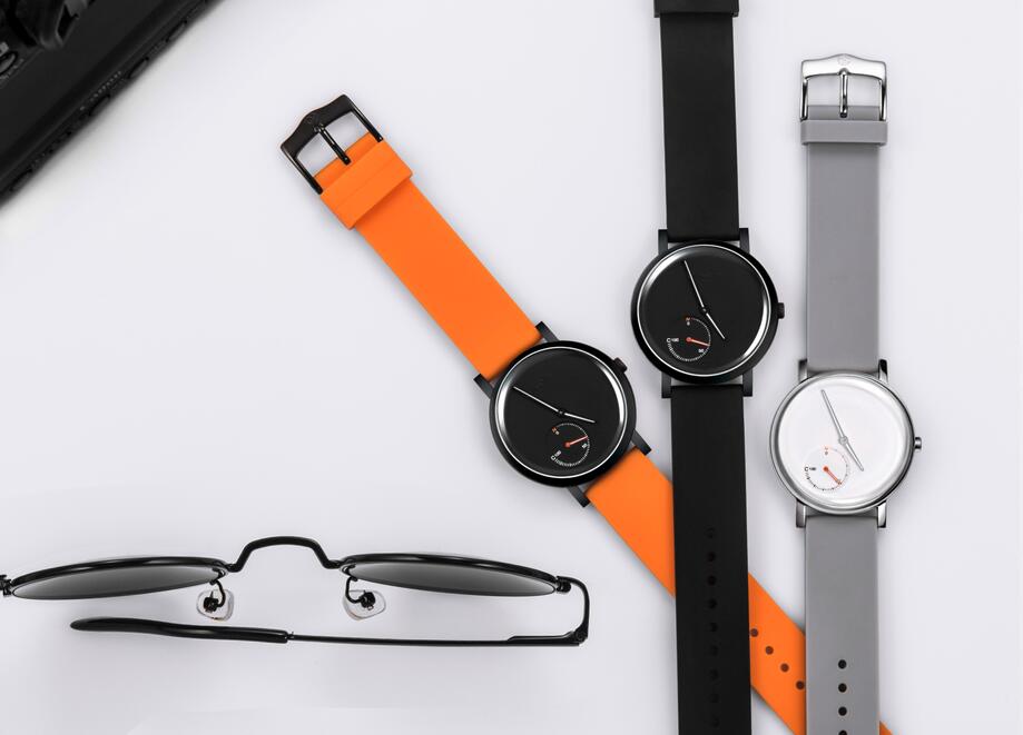 One style can unlock the door without charging couple smart watch
